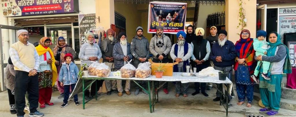 ਅਲਾਚੌਰ ਦੁਕਾਨਦਾਰ ਮਾਰਕੀਟ ਵਲੋਂ ਦੁੱਧ ਦਾ ਲੰਗਰ ਲਗਾਇਆ